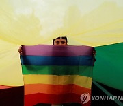 양육권 위해  여성으로 성 전환한 아버지.."딸들에 대한 사랑 때문에"