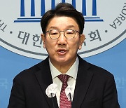 권성동 "당 대표 불출마‥ 대통령 최측근 지도부 입성시 우려 수용"