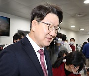 권성동 “전대 불출마”…윤심 ‘단일화’ 주목