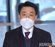 김진욱 공수처장, ‘시무식 찬송가’ 논란… 사퇴 요구도