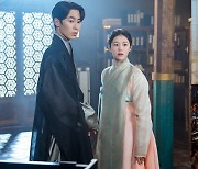 '환혼2' 이재욱♥고윤정, 달콤한 커플 케미..멜로 텐션 폭발