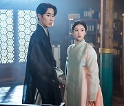 '환혼2' 이재욱♥고윤정, 카메라 밖 다정한 케미