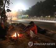 겨울 추위에 불 지피며 몸 녹이는 인도 노숙자들