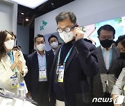 [CES2023]디지털 헬스 기기 체험하는 최재원 부회장