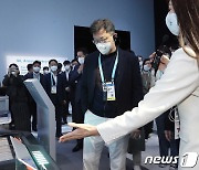 [CES2023]SK온배터리 설명듣는 최재원 부회장