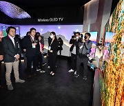 [CES2023 포토]시그니처 올레드 M 살펴보는 정용진