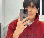 김우빈, ♥신민아도 반한 태평양 어깨 '심쿵'