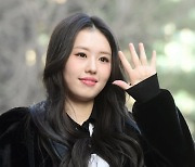 [포토] 아일리원 하나, '귀여운 손인사~'