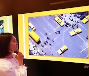 삼성디스플레이, 'CES 2023'에서 'QD-OLED'로 폰타나 작품 전시