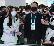 [CES2023]최태원 회장, SK그룹 전시관 방문