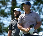 4타 줄인 김주형, PGA '왕중왕전' 2라운드 5위…선두와 4타 차