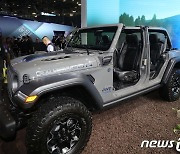 [CES2023]'jeep 전기차 살펴보는 관람객들'