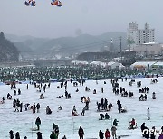 얼음낚시 즐기는 화천산천어축제장.