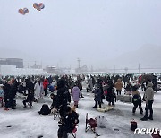 "잡았다!낚싯대 넣으면 쑥" 3년만에 화천산천어축제 빠져 추위도 잊어