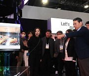 [포토]CES 현장서 조주완 사장 ‘LG 슈케어’ 전시존 방문