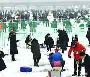 "3년을 기다렸어요"...화천산천어축제 개막 '구름인파'