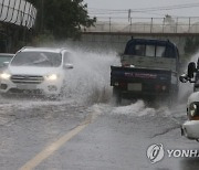 “빗길 옆 차선서 튄 물폭탄에 그만”…사고책임은 누구?