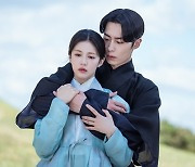 '환혼2' 이재욱♥고윤정, 초밀착 백허그…단향곡 나무 아래 재회