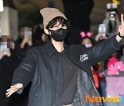 방탄소년단 BTS 제이홉, 출국장  댄스는 덤 [포토엔HD]