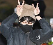 BTS 방탄소년단 제이홉, 검은 토끼  귀여워~[포토엔HD]