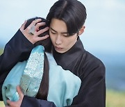 ‘환혼’ 이재욱♥고윤정, 초밀착 백허그→애틋한 포옹