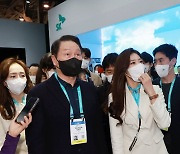 CES 2023, SK그룹 전시관 찾은 최태원 회장