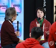 CES 2023, K-스타트업 전시관 찾은 이영 장관