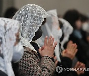 베네딕토 16세 전 교황 추모 기도하는 신도들