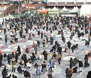 [포토]'3년만에' 화천산천어축제, 즐기는 시민들