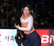 [Ms포토]오마이걸 아린 '귀요미 댄스로 코트에서 자체발광'