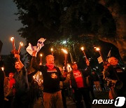 '비리 총리 인정 못해'…횃불 들고 거리 나선 이스라엘 시민