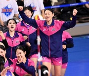 [포토] 환호하는 김연경, 우리가 이겼어요