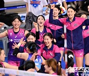 [포토] 미소짓는 김연경, 짜릿한 승리의 기쁨