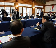 [속보] 당정 “부실대학 구조개혁 강력 추진…재산처분 등 특례 부여”