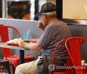 "70세 넘어도 못 쉬는 韓 노인들"…NYT `은퇴 못하는 아시아 노인` 조명