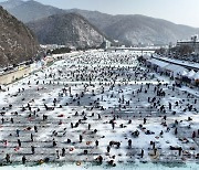 “와! 산천어다”… 3년 만의 축제에 신난 추위 사냥꾼들