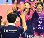 김연경 ‘김대경 코치와 승리 하이파이브’ [MK포토]