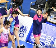 김연경 ‘팬들에게 인사하자’ [MK포토]