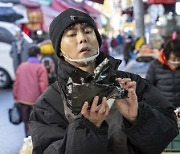 주우재 "엄마, 아빠 떡 좀 사주세요"… 떡시장서 열정 가득 호객