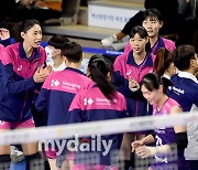 [MD포토] 김연경 '동료들을 격려하는 배구여제'