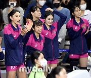 [MD포토] 웜업존의 김연경 '쉬지 않고 응원'