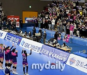 [MD포토] 흥국생명 '4연승의 기쁨은 팬들과 함께'