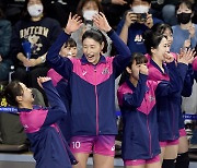 [MD포토] 김연경 '웜업존에서 승리의 기쁨'