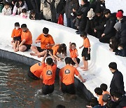 산천어 맨손잡기 인기 좋네