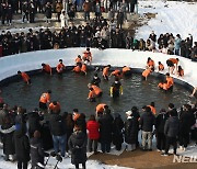 여름옷 입고 수조에서 맨손 산천어 잡기