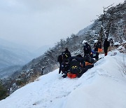 문경 신선암봉 인근서 산악등반하던 50대 여성 미끄러져 중상