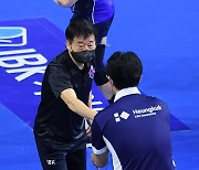 [ST포토] 김대경 감독대행과 악수 나누는 김호철 감독