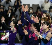 팬들에게 인사하는 김연경과 옐레나.