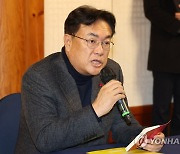 발언하는 정진석 비상대책위원장