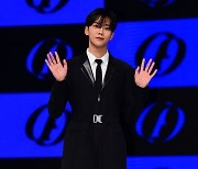 [TEN 포토] SF9 로운 '인사하는 조각상'